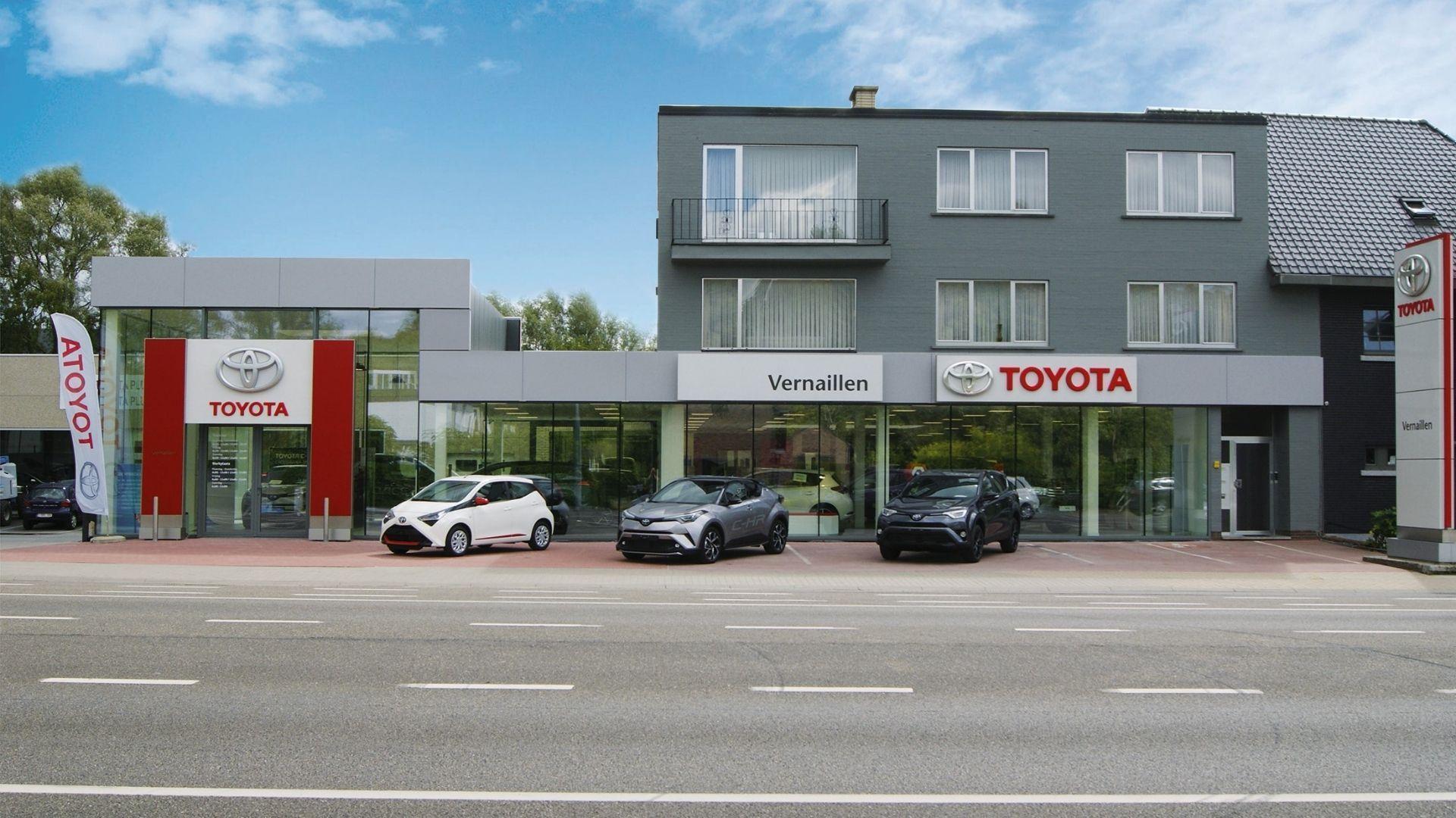 de-voorgevel-van-toyota-garage-vernaillen-in-ninove De showroom met prachtig glaswerk van Toyota garage Vernaillen in Ninove heeft een prominent plaatsje op de Albertlaan.