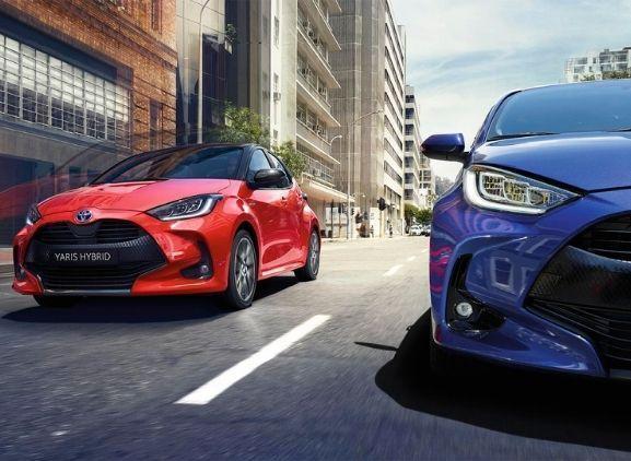 Toyota Yaris | Auto van het jaar | Garage Vernaillen Ninove Een blauwe en rode Toyota Yaris rijdend op de baan geleverd door Toyota Vernaillen uit Ninove