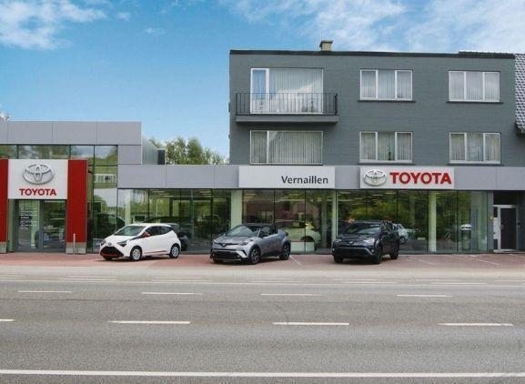 Showroom | Toyota garage Vernaillen Ninove De showroom en voorgevel van Toyota garage Vernaillen uit Ninove